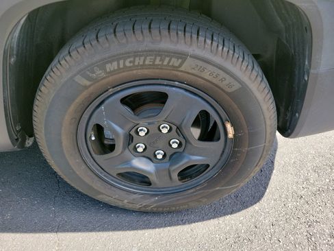 Used 2017 Jeep Renegade Sport w/ Power & Air Group FWD image 32