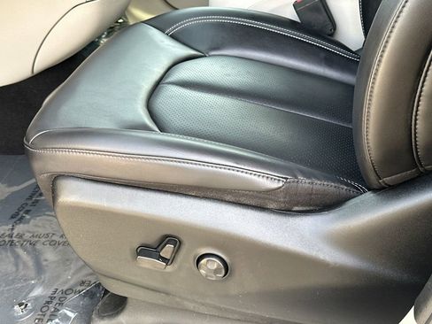 Used 2023 Chrysler Pacifica Touring-L FWD image 22