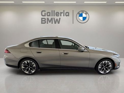 Used 2025 BMW 530i w/ Premium Package image 4