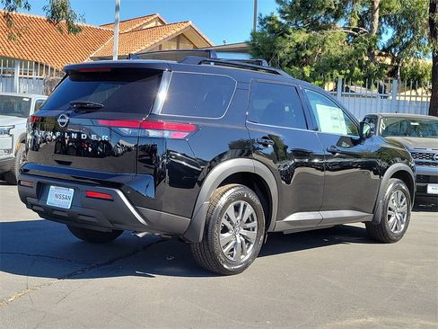 New 2025 Nissan Pathfinder SV image 2