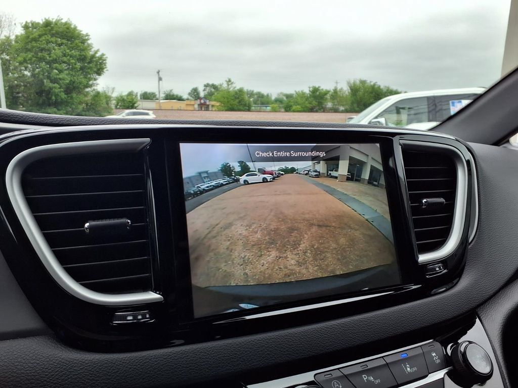 Used 2025 Chrysler Pacifica Select FWD image 5