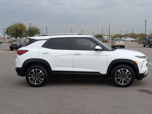 Used 2024 Chevrolet TrailBlazer LT w/ Driver Confidence Package image 6