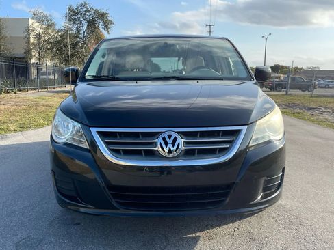Used 2010 Volkswagen Routan SEL FWD image 6