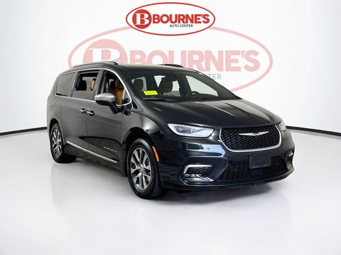 Used 2023 Chrysler Pacifica Pinnacle FWD image 1