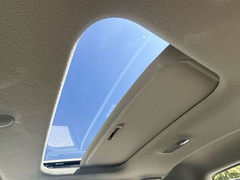 Used 2025 Hyundai Venue SEL FWD image 23