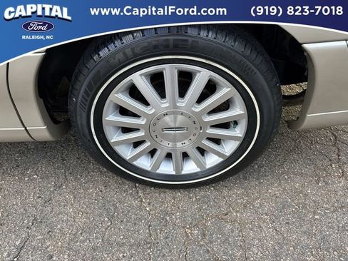 Used 2004 Lincoln Town Car Signature image 13