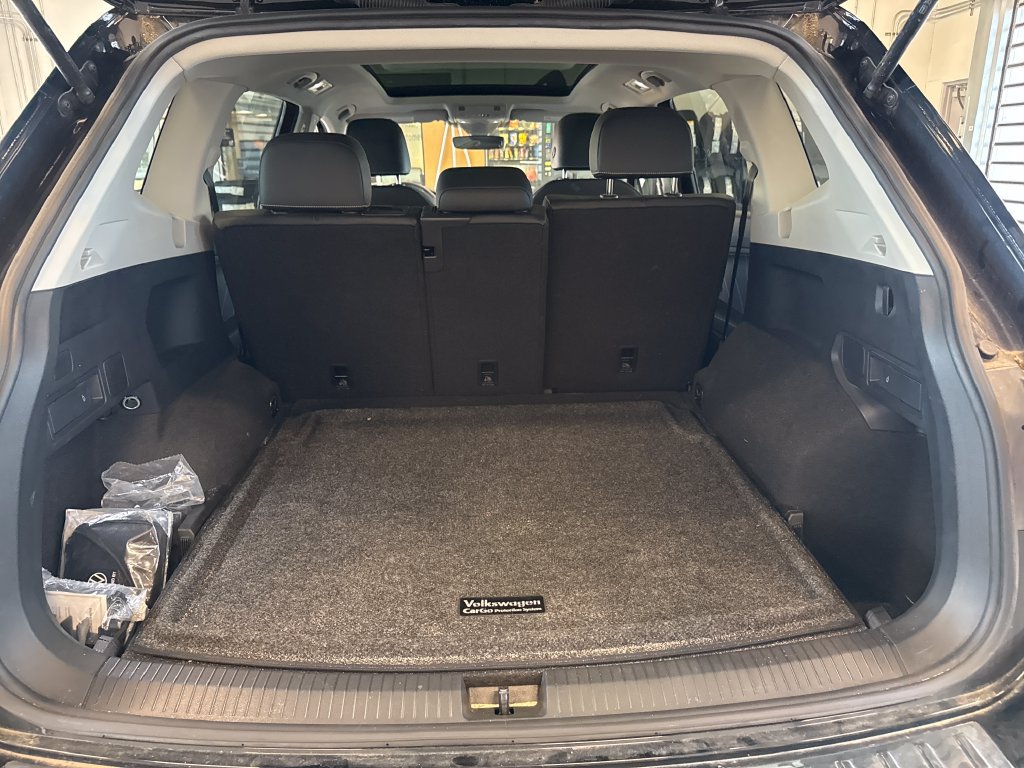 Certified 2023 Volkswagen Tiguan SE w/ Panoramic Sunroof Package AWD/4WD image 3