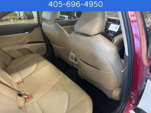 Used 2020 Toyota Camry XLE image 25