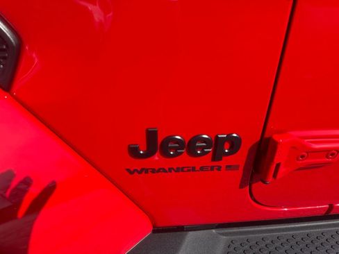 Used 2025 Jeep Wrangler Sahara image 10