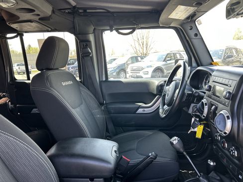 Used 2018 Jeep Wrangler Unlimited Sahara w/ Trailer Tow Group AWD/4WD image 9