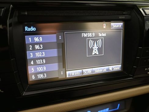 Used 2015 Toyota Corolla LE FWD image 17