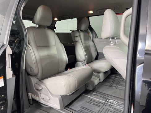 Used 2020 Toyota Sienna XLE image 30