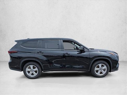 Used 2025 Toyota Highlander LE FWD image 4