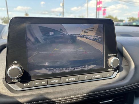 Used 2025 Nissan Rogue SV FWD image 25