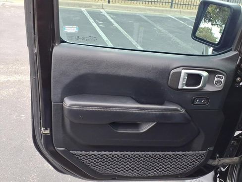 Used 2018 Jeep Wrangler Unlimited Sahara image 14