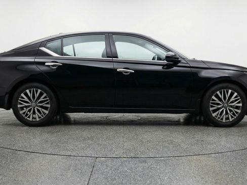 Used 2025 Nissan Altima 2.5 SV image 11
