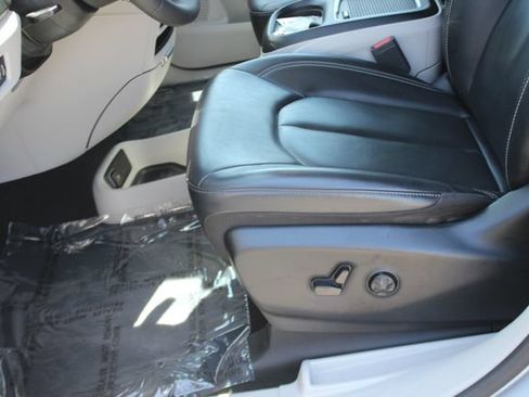 Used 2023 Chrysler Pacifica Touring-L FWD image 20