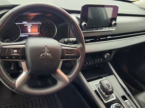 Used 2023 Mitsubishi Outlander ES FWD image 12