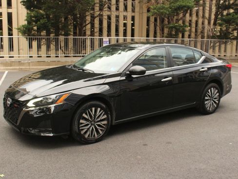 Used 2024 Nissan Altima 2.5 SV AWD/4WD image 12