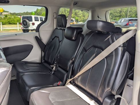 Used 2022 Chrysler Pacifica Touring-L w/ Uconnect Theater Family Group FWD image 24