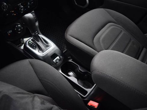 Used 2019 Jeep Renegade Latitude w/ Cold Weather Group AWD/4WD image 12