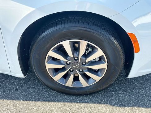 Used 2023 Chrysler Pacifica Touring-L FWD image 30