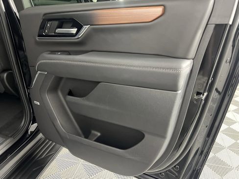 Used 2025 GMC Yukon XL Denali image 32