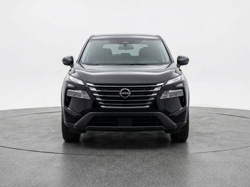 Used 2025 Nissan Rogue SV image 2