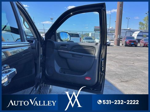 Used 2011 Cadillac Escalade ESV Premium image 16