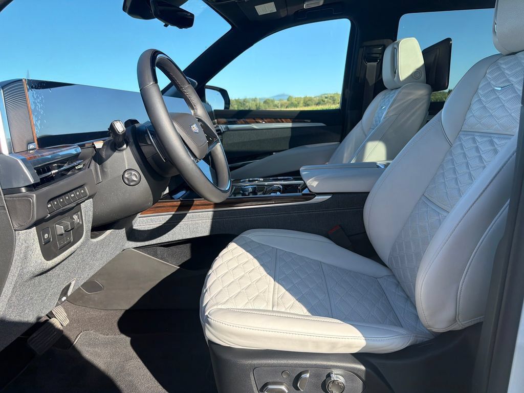 Used 2026 Cadillac Escalade Platinum Sport w/ LPO, ONYX Package AWD/4WD image 10