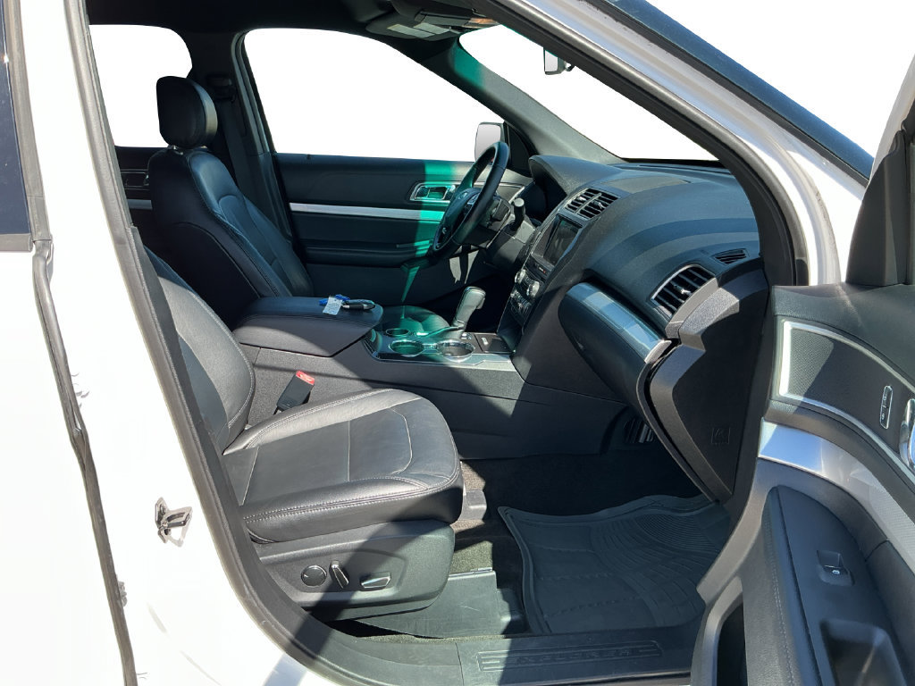 Used 2017 Ford Explorer XLT w/ Equipment Group 202A FWD image 25