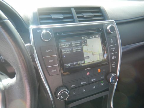 Used 2016 Toyota Camry SE image 11