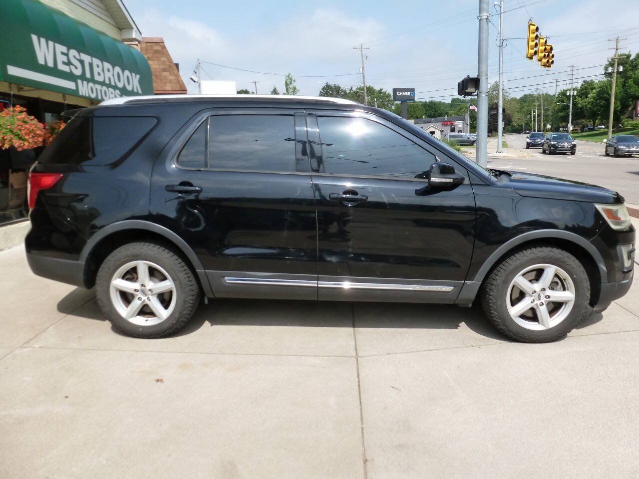 Used 2016 Ford Explorer XLT w/ Equipment Group 201A AWD/4WD image 5