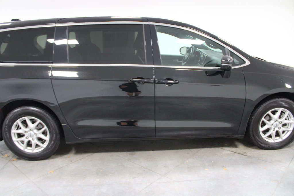 Used 2025 Chrysler Pacifica Select FWD image 11