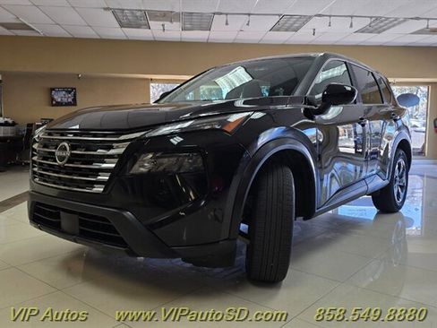 Used 2025 Nissan Rogue SV image 2