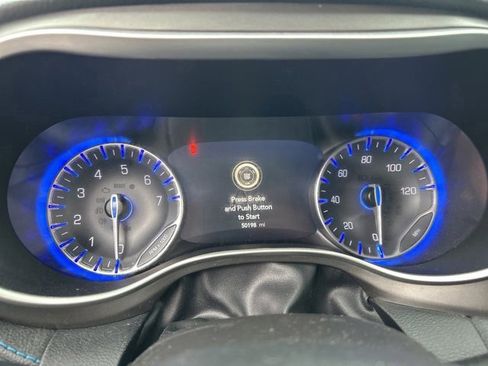 Used 2021 Chrysler Pacifica Touring image 11