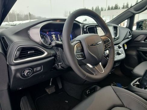 New 2026 Chrysler Pacifica Select image 10