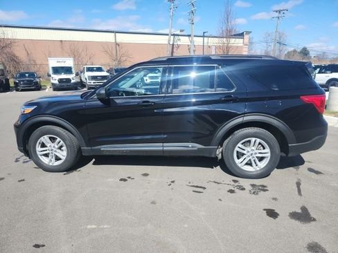 Used 2024 Ford Explorer XLT w/ Equipment Group 202A AWD/4WD image 8