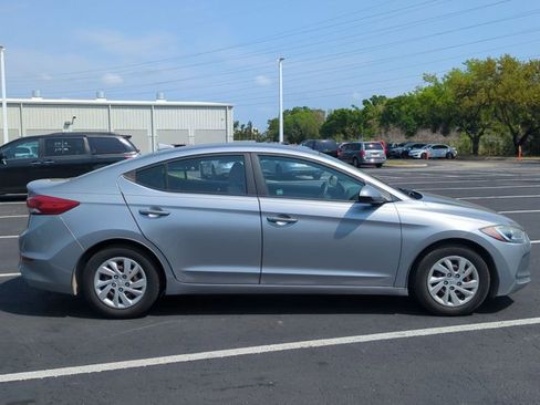 Used 2017 Hyundai Elantra SE image 4
