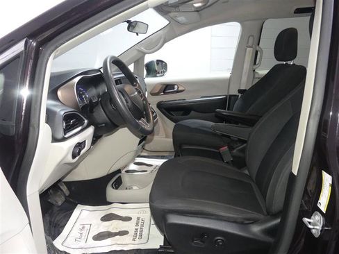 Used 2018 Chrysler Pacifica LX image 20