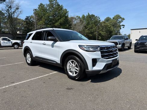 Used 2025 Ford Explorer Active AWD/4WD image 4