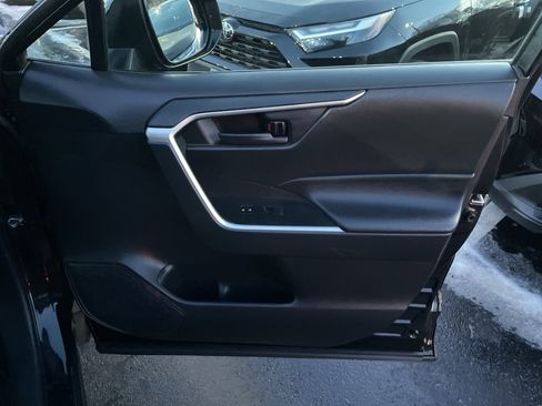 Used 2021 Toyota RAV4 LE image 10