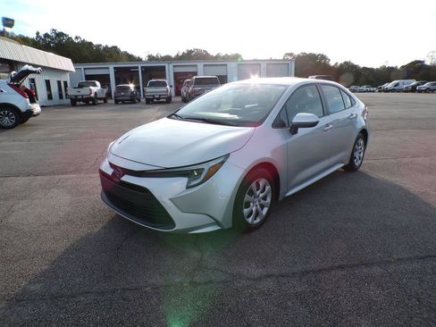 Used 2024 Toyota Corolla LE image 3