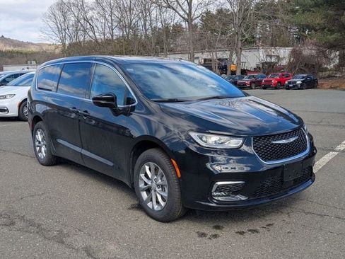 New 2026 Chrysler Pacifica Select image 3