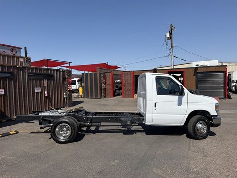 Used 2024 Ford E-450 and Econoline 450 Super Duty RWD image 2