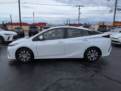 Certified 2022 Toyota Prius Prime XLE FWD image 2