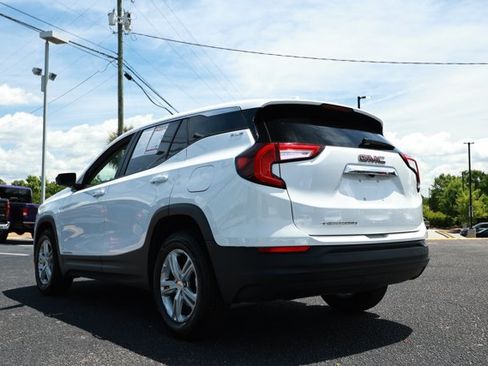 Used 2024 GMC Terrain SLE FWD image 8