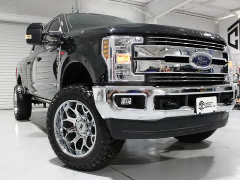 Used 2019 Ford F250 Lariat w/ Lariat Ultimate Package AWD/4WD image 3