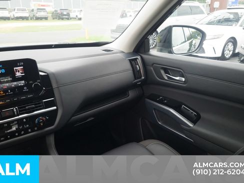 Used 2025 Nissan Pathfinder SL AWD/4WD image 19