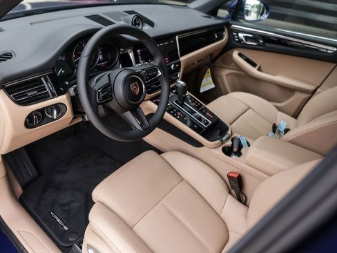 Certified 2025 Porsche Macan AWD/4WD image 4
